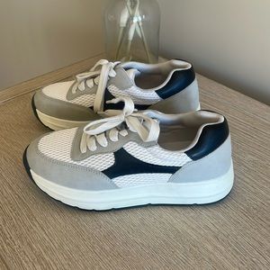 Time and Tru platform tennis shoes in excellent condition